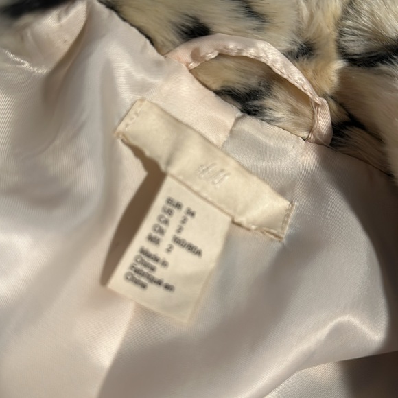 H&M Faux Fur animal print coat. Size 2. Fits like a Medium. - Picture 4 of 6